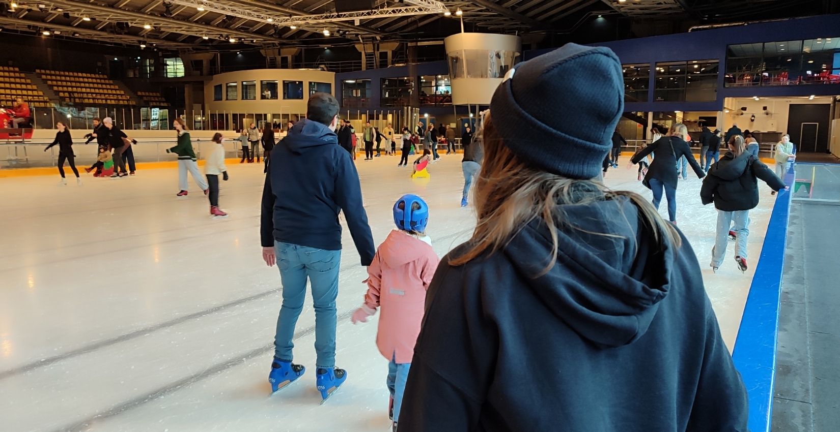 Adolescente qui apprend à patiner au Blizz, patinoire de Rennes