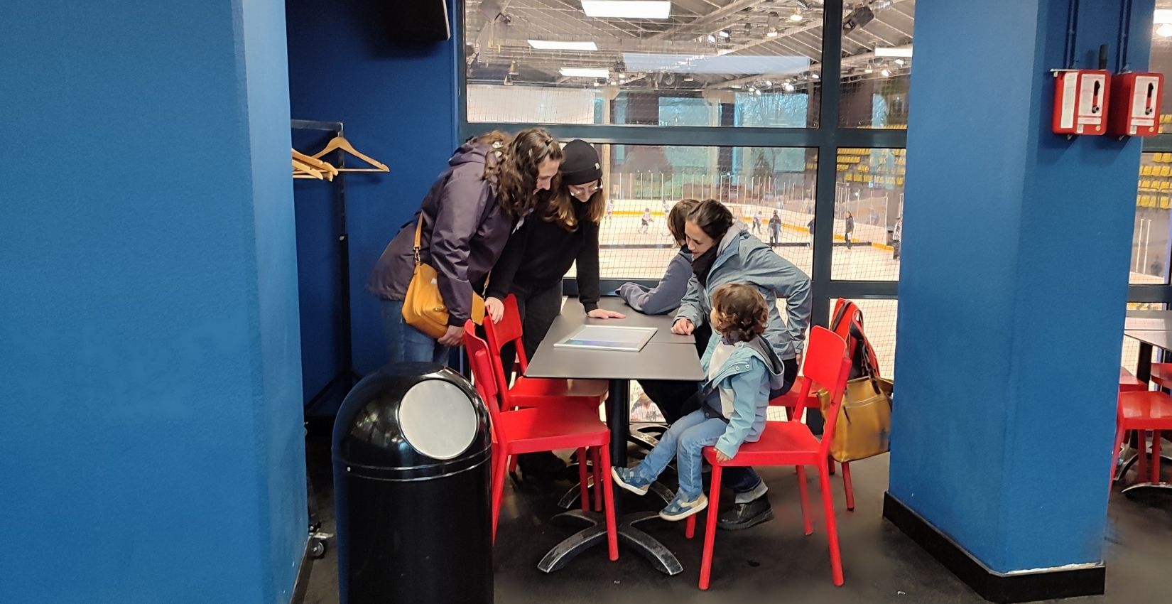 les kidireporters prennent une pause gourmande au Blizz Café après la séance de patinage.