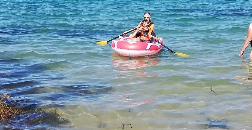 Baignades à la plage ou activité nautique dans des bassins extérieurs pour se rafraaîchir en famille dans les Côtes d'Armor