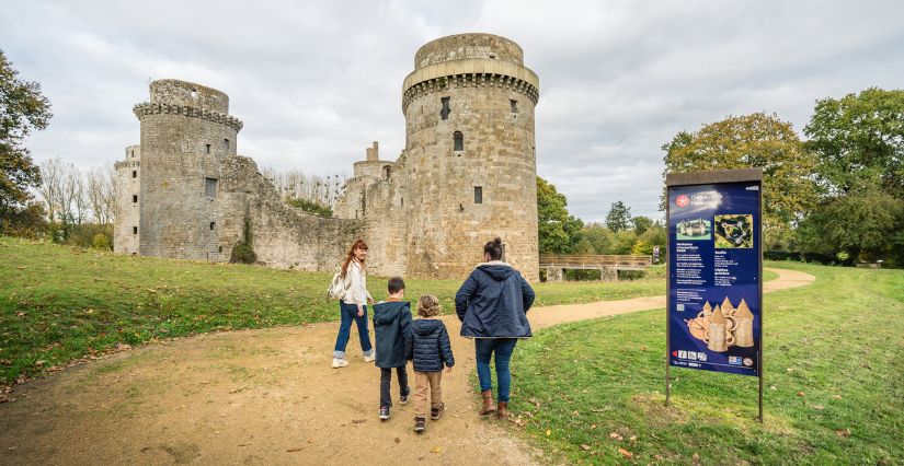 Visite en famille au Château de la Hunaudaye à Plédéliac