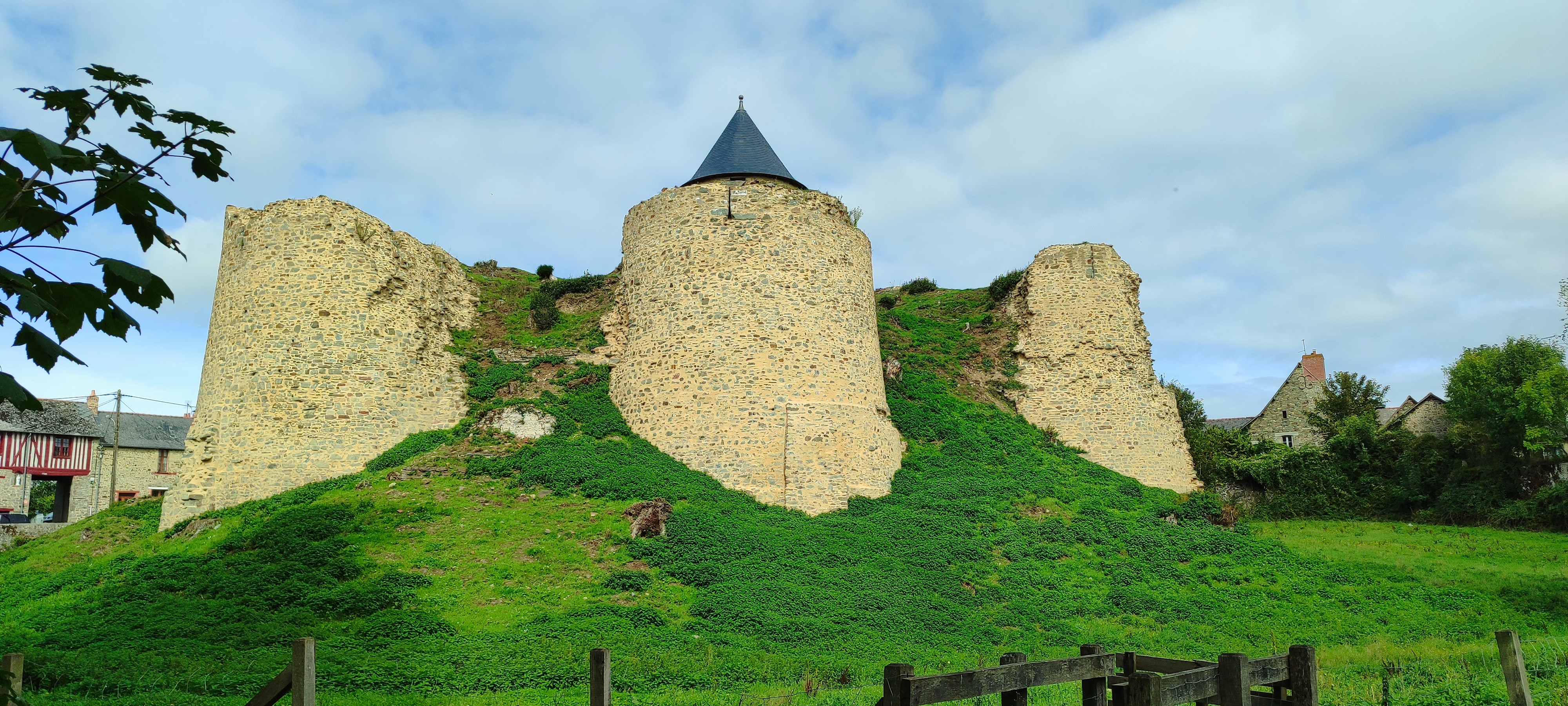 Château de Marcillé-Robert, déambulation avec les enfants au milieu des vestiges du château, crédits photo : France Picouleau