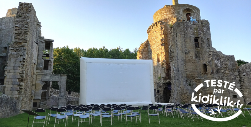 Les kidireporters assistent à une projection en plein air au Château de la Hunaudaye