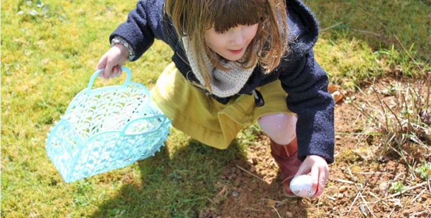 petite fille qui recherhc edes oeufs de pâques à Rennes