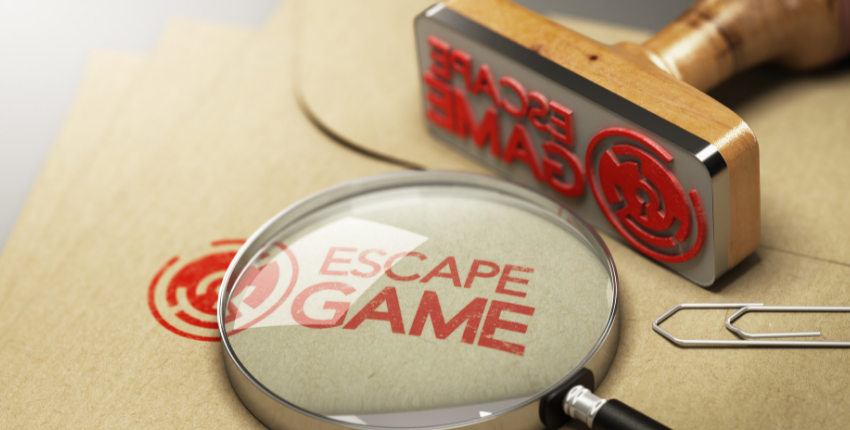 une loupe est posée sur le logo d'un escape game écrit en rouge.