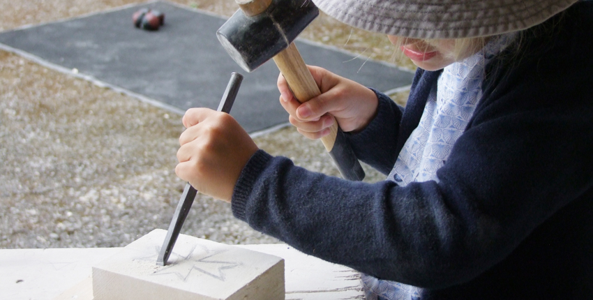 Atelier de taille de pierre au Cathédraloscope de Dol