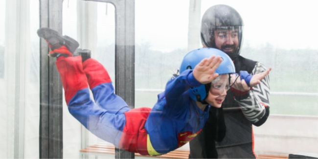 Testez le simulateur de chute libre avec les enfants à Airfly, La Mézière