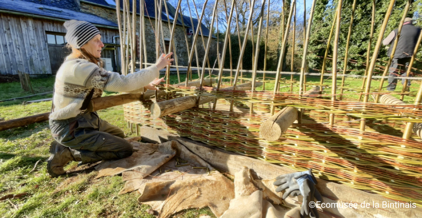 Atelier de construction d'un bateau préhistorique en cuir à l'Ecomusée de la Bintinais à Rennes