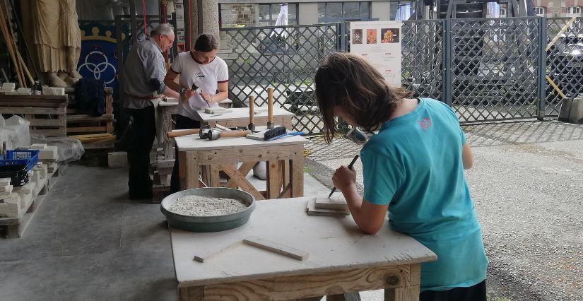 Ateliers de taille de pierre en famille au CathédralOscope de Dol-de-Bretagne