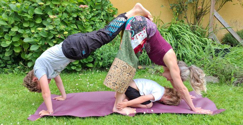 Yoga en duo parent-enfant au bord du canal au nord de Rennes