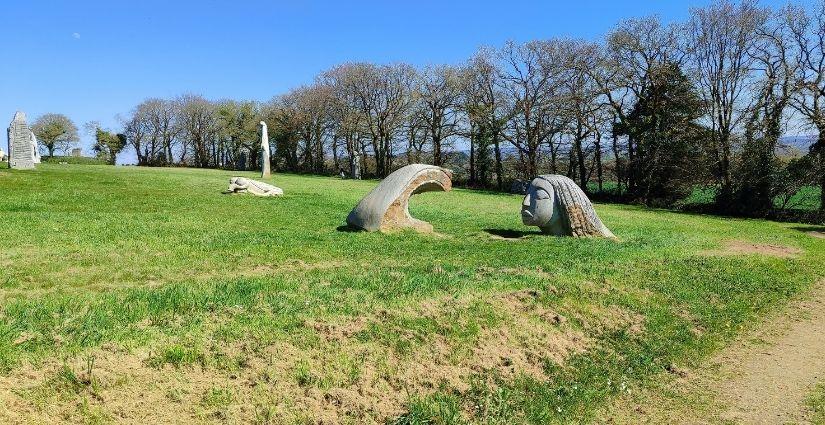 Visite en famille de la vallée des saints à 40 min de Guingamp