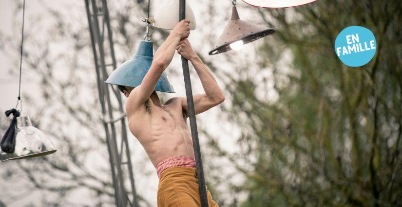 Spectacle de cirque aérien en nocturne au Château de Fougères pour les familles, crédits photo : Cécile Pirson Les jeudis au Château 2026 : "Branle-bas de combat", spectacle en famille au Château de Fougères