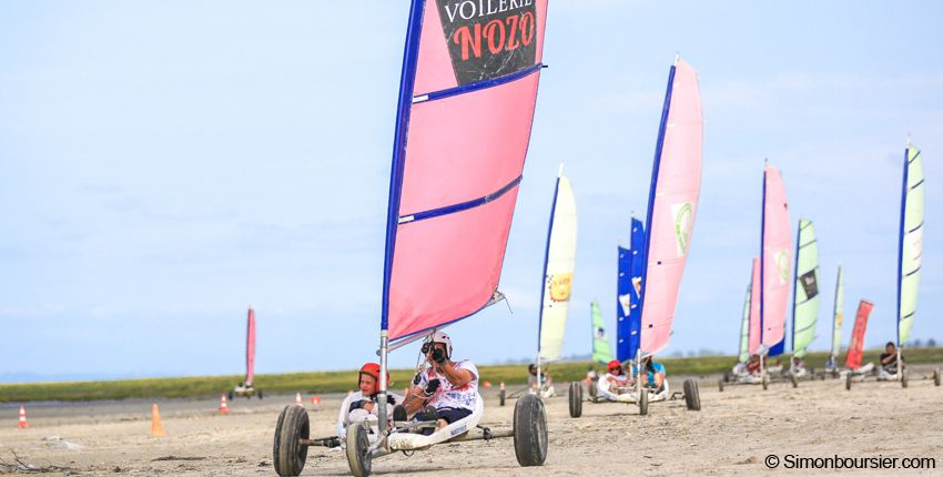 Char à voile au bord de l'eau près de Cancale