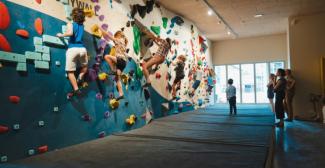 Salle The Roof Origines Rennes crédits photo : Lorriane Torlasco The Roof, salle d'escalade et lieu convivial à Rennes