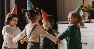 Animation Boum à domicile pour anniversaire d'enfants de 3 à 8 ans organisé par Babychou Services à Rennes et agglomération rennaise. Un anniversaire à la maison avec Babychou : La Baby Boum à Rennes