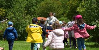 Sortie scolaire nature et groupes d’enfants aux Jardins de Brocéliande près de Rennes