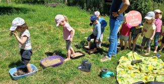 crédits photo : Maud Gallais Sortie scolaire à la ferme pédagogique Les Ânes du Canal au nord de Rennes (35)